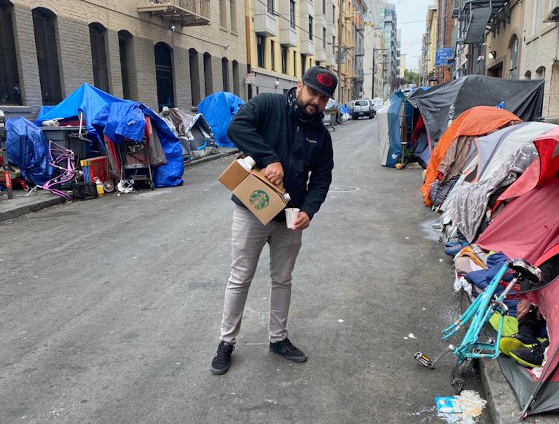 Em noite fria de São Francisco, Flávio Lima distribui alimento e café para moradores em situação de rua (Foto: Arquivo pessoal)