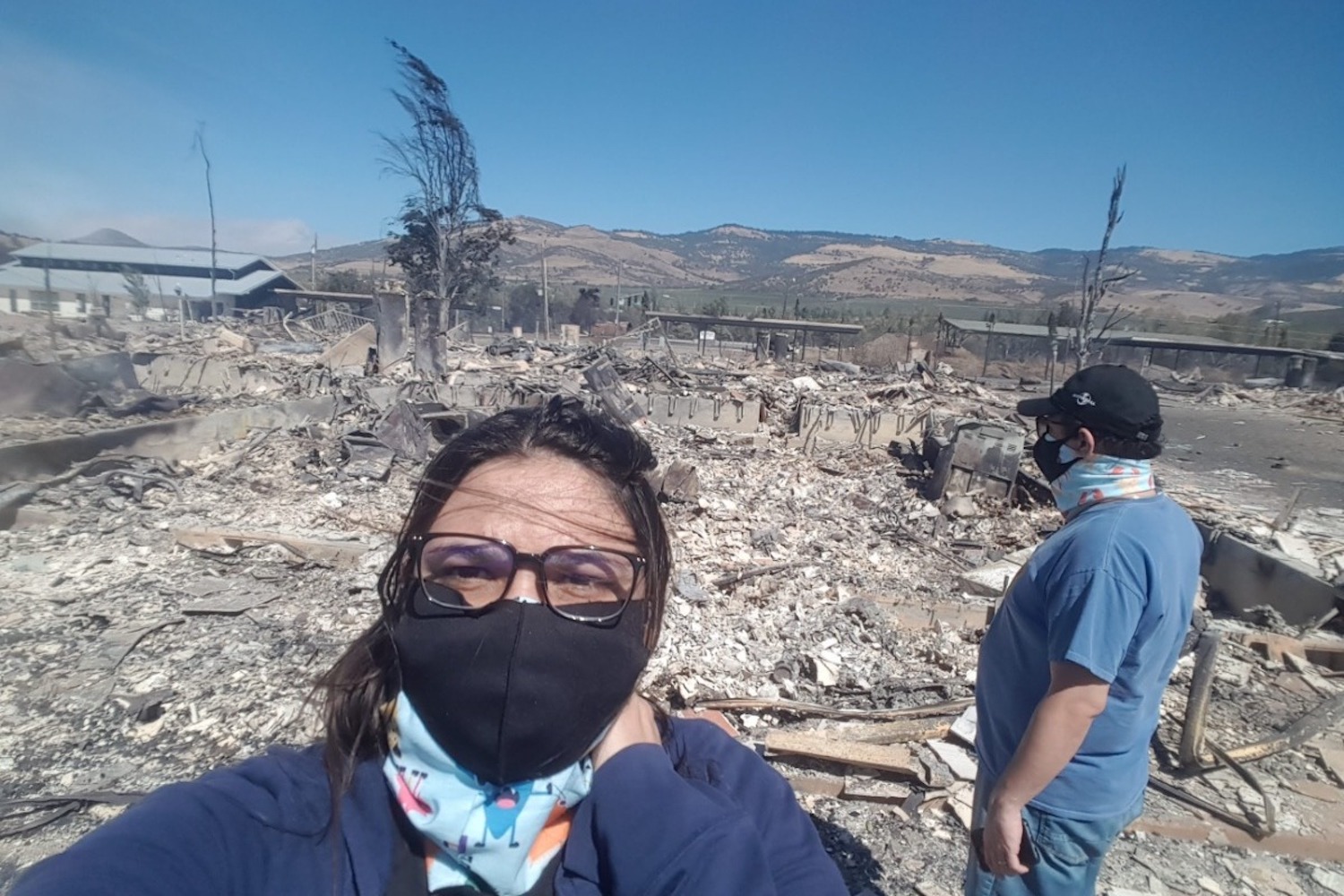 À esquerda Juliana e Fabrizzio ao lado da casa que haviam se mudado em 2019. Apenas um ano depois o local se transformaria em cinzas com o incêndio que destruiu grande parte da cidade de Talent, Oregon