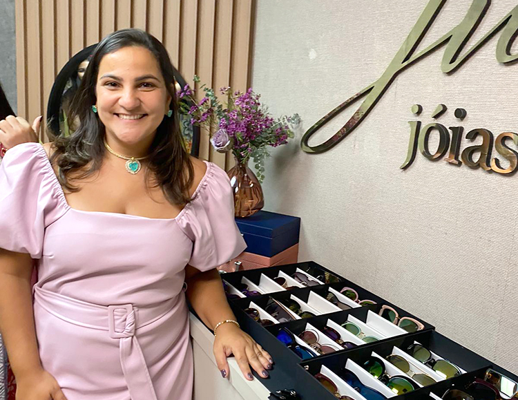 A carioca Juliana Nasciutti no showroom de semijoias em Boca Raton (Foto: João Vitor Silva)