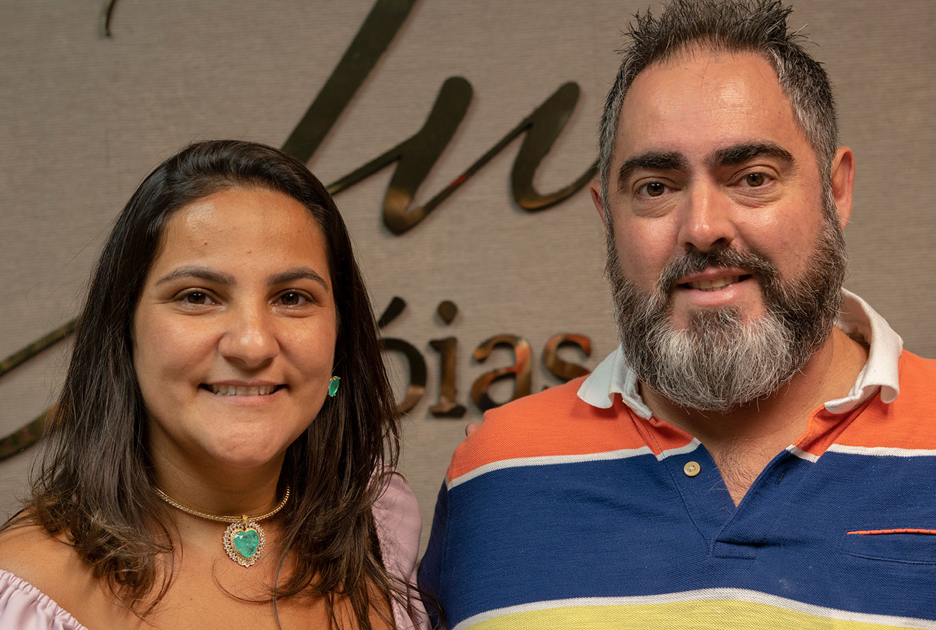 Juliana Nasciutti e o marido Roberto Nasciutti receberam clientes e amigos para a inauguração do showroom da Ju Jóias