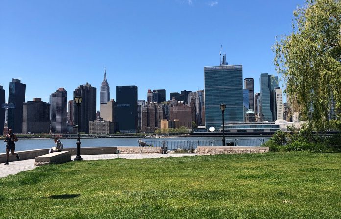 Skyline de Manhattan, vista do Queens. Você acha que NY vai sobreviver? (Foto: Sandra Colicino)