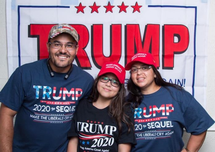 O brasileiro Nandinho Oliveira, que mantém o canal no Youtube “O Brazil de Fora do Brasil” declara seu apoio a Donald Trump O brasileiro Nandinho Oliveira, que mantém o canal no Youtube “O Brazil de Fora do Brasil” declara seu apoio a Donald Trump