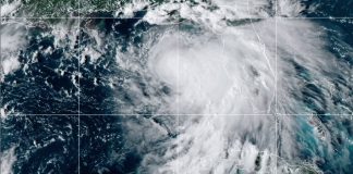 Foto de satélite fornecida pela National Oceanic and Atmospheric Administration (NOAA) mostra a tempestade tropical Sally no Atlântico