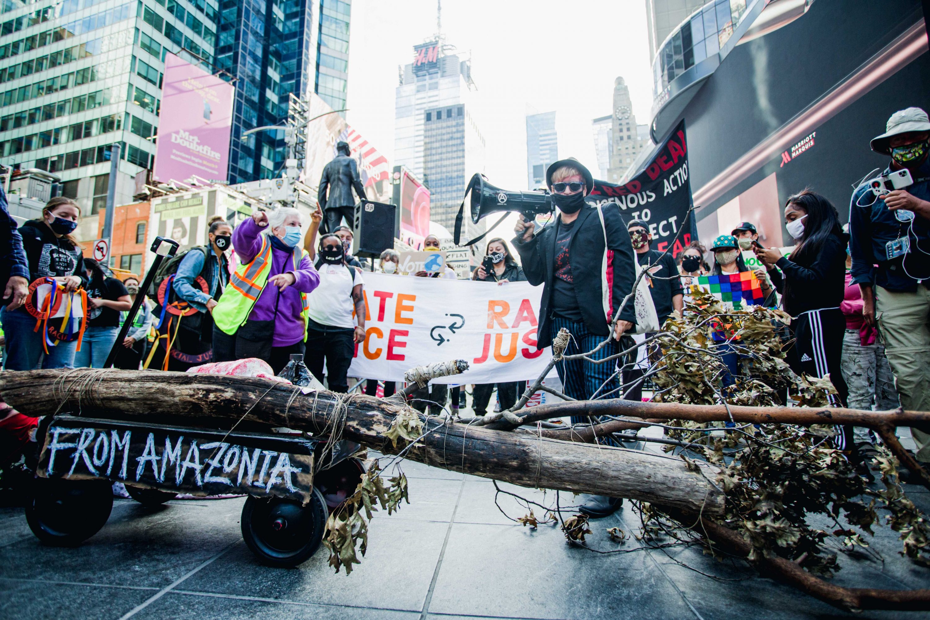 A artista plástica Adriana Varella da ANARKOARTLAB trouxe do Brooklyn até Manhattan, a pé, uma árvore queimada representando a Amazônia (foto: Tais Aquino)