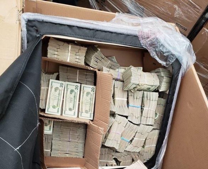 O dinheiro foi encontrado em um fundo falso do móvel (foto: CBP)