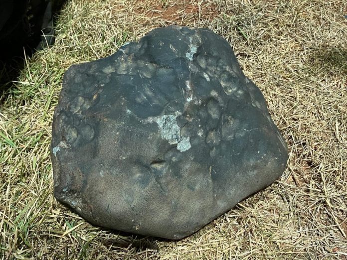 Meteoritos são considerados fósseis espaciais, com a mesma idade que o sistema solar (foto: wikimedia)