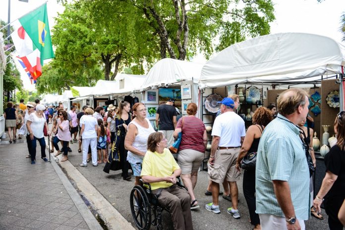 Festival atrai milhares de pessoas para o centro de Fort Lauderdale para um encontro com artistas, comidas típicas e shows (foto: reprodução Las Olas Art Fair, 2019) Festival atrai milhares de pessoas para o centro de Fort Lauderdale para um encontro com artistas, comidas típicas e shows (foto: reprodução Las Olas Art Fair, 2019)