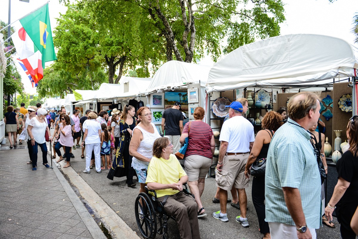 Festival atrai milhares de pessoas para o centro de Fort Lauderdale para um encontro com artistas, comidas típicas e shows (foto: reprodução Las Olas Art Fair, 2019)