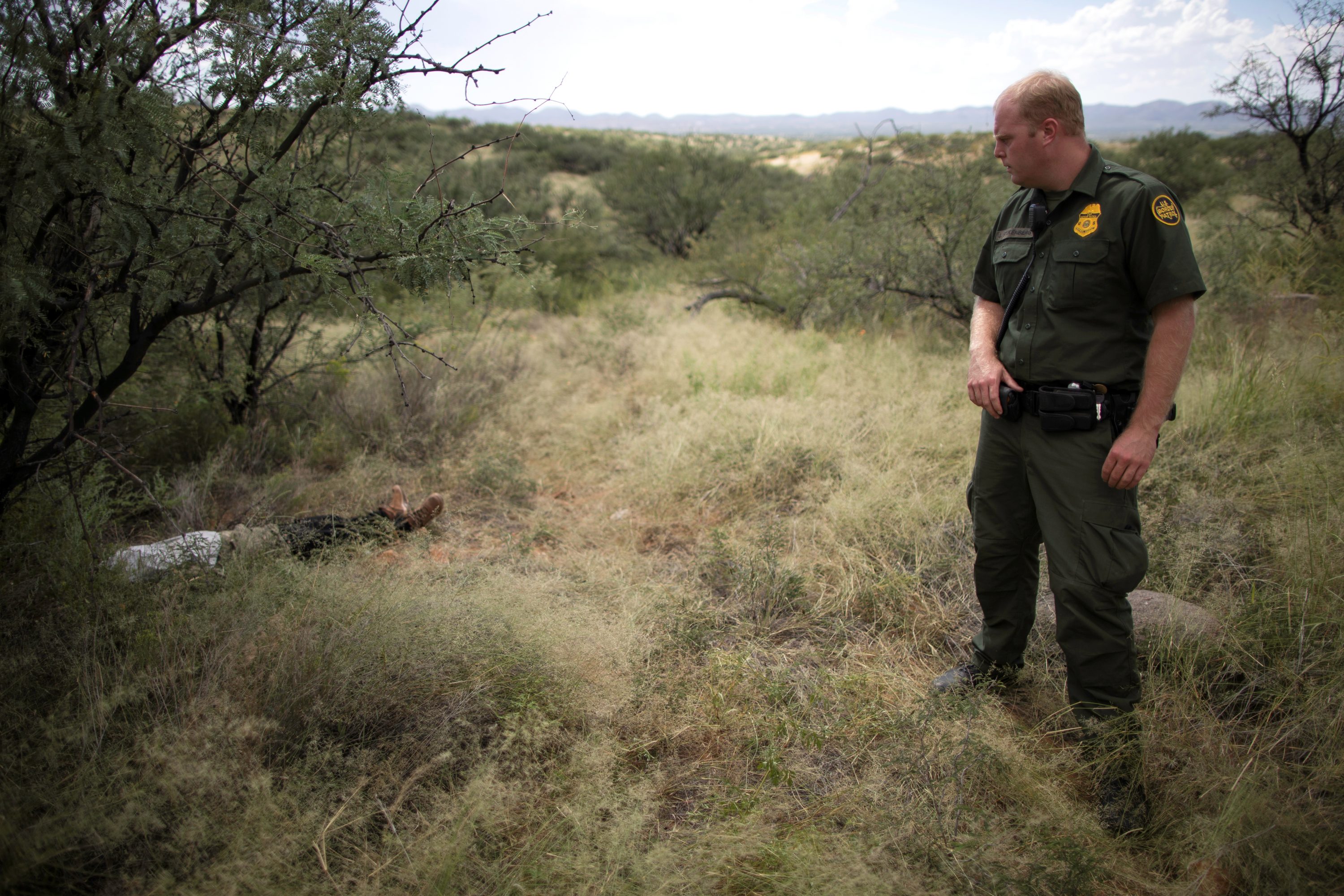 Agente do CBP localiza corpo de um imigrante da Guatemala no deserto do Arizona em 2018 (foto: rEUTERS/Lucy Nicholson)