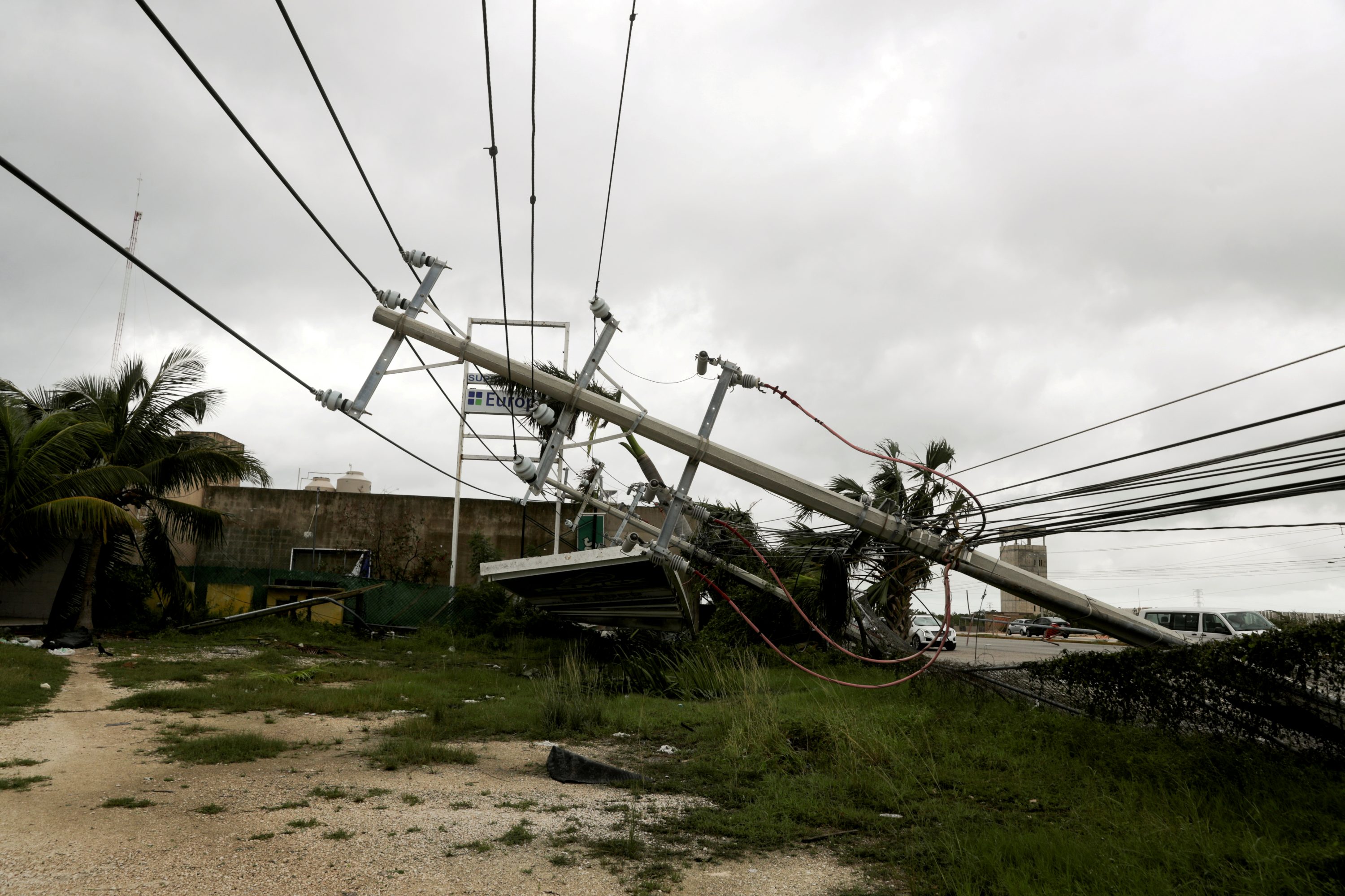 Passagem do furacão Delta derruba poste em Quintana Roo, México (foto: Henry Romero/Reuters)