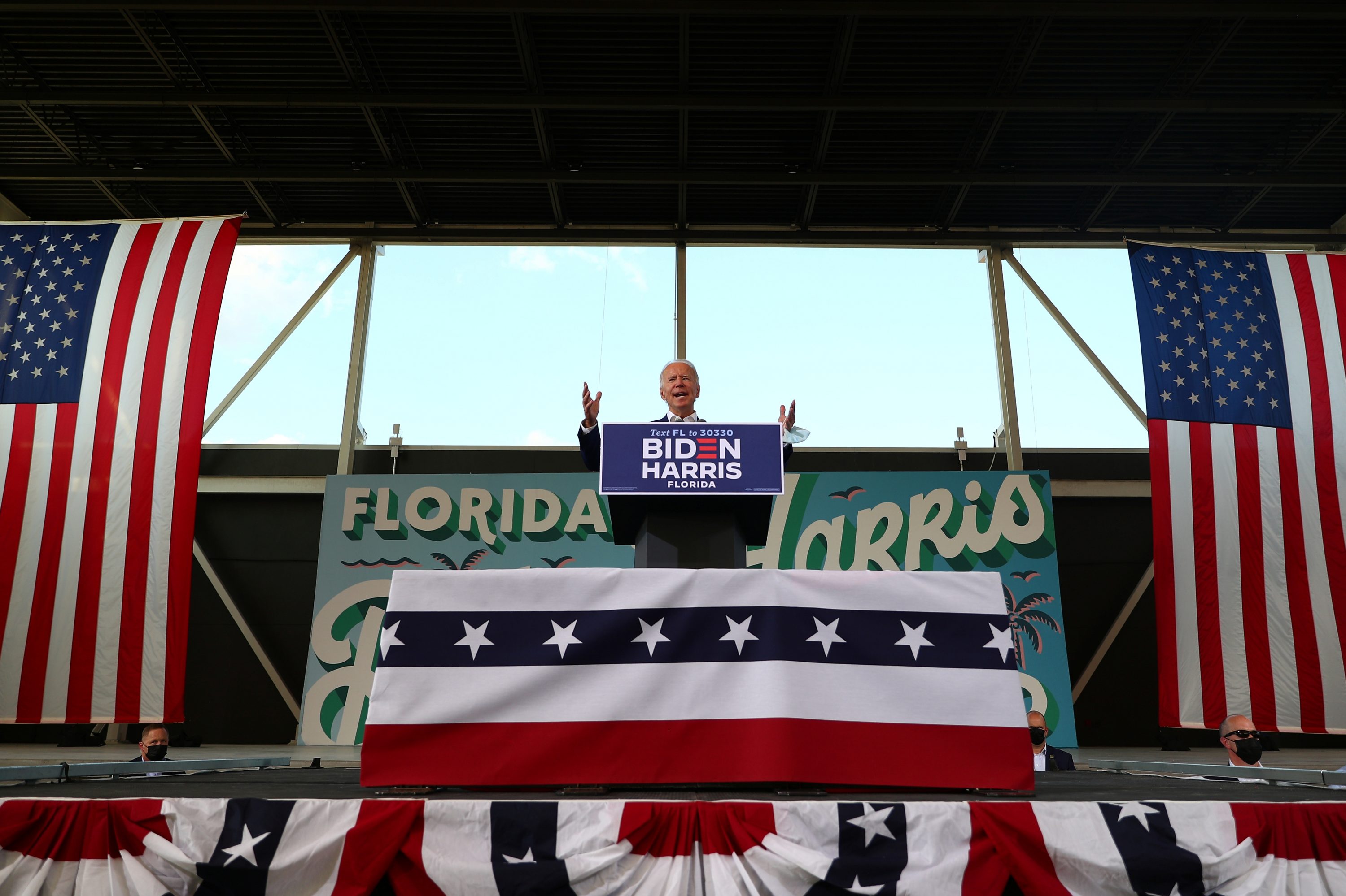 Joe Biden em comício “drive-in" em Miramar, FL ( foto: Tom Brenner/ Reuters)