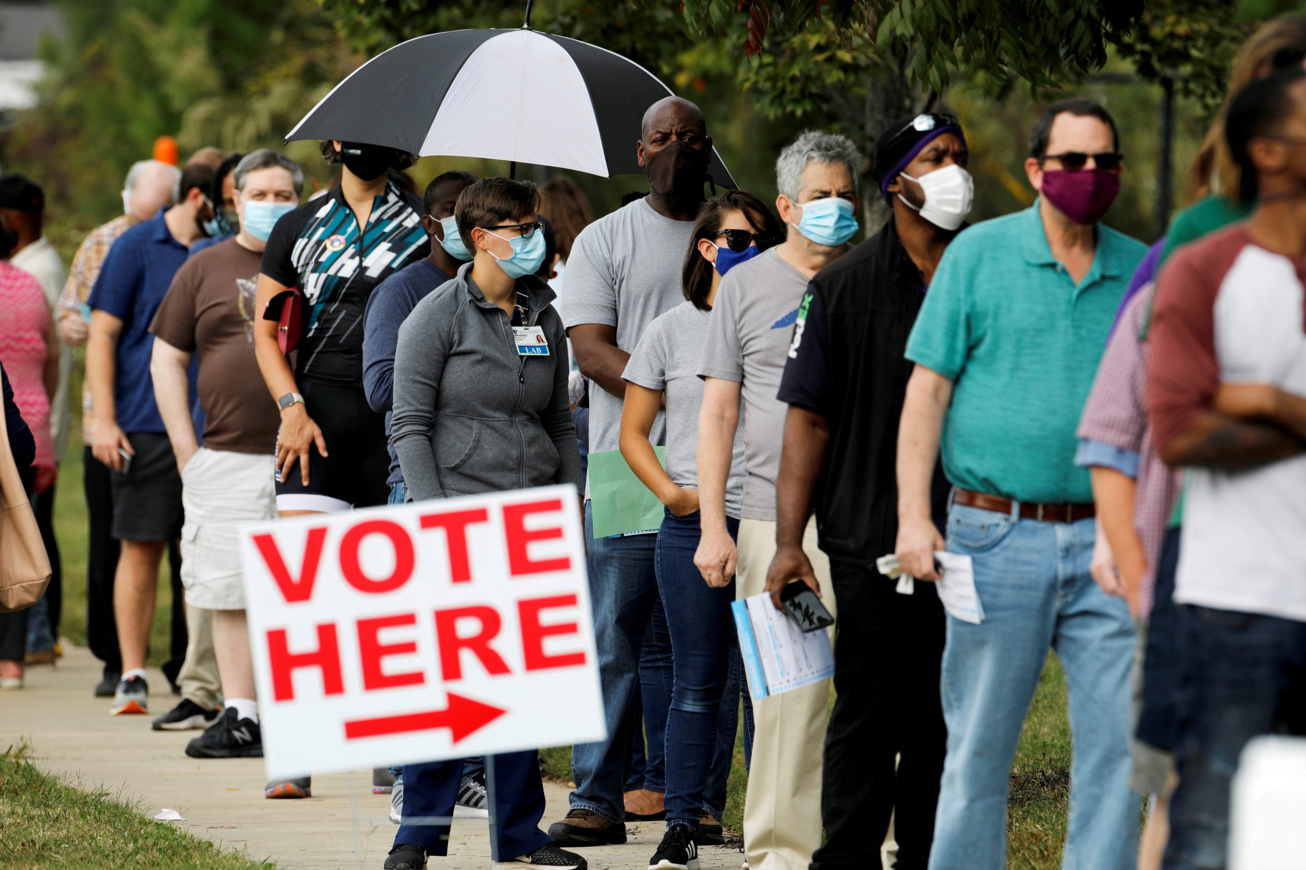 Fila de votantes em North Carolina, U.S. October 15, 2020. (foto: Jonathan Drake/Reuters)
