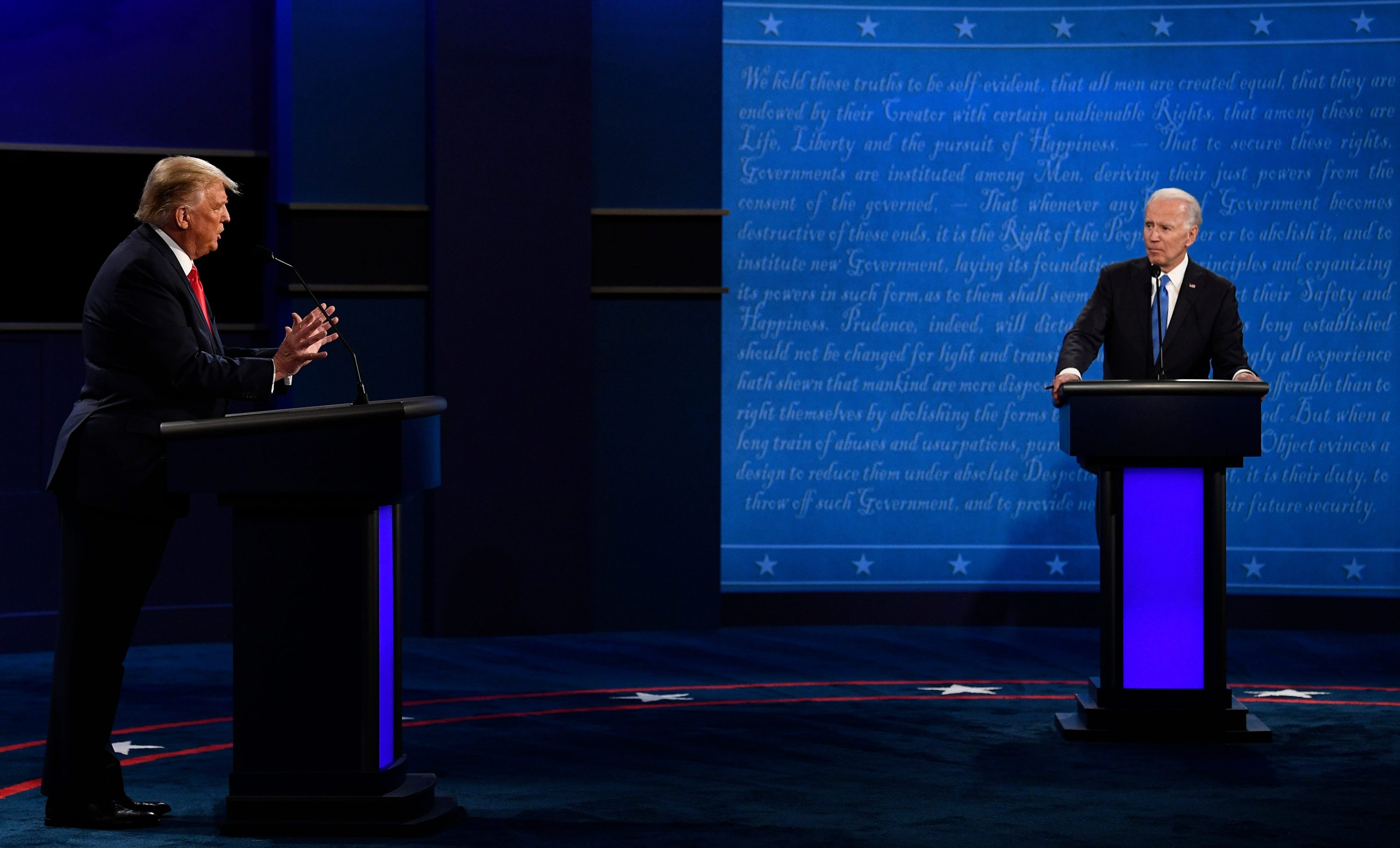 Donald Trumo e Joe Biden tiveram último encontro antes das eleições nesta quinta-feira (22) no Tennessee (foto: Reuters)