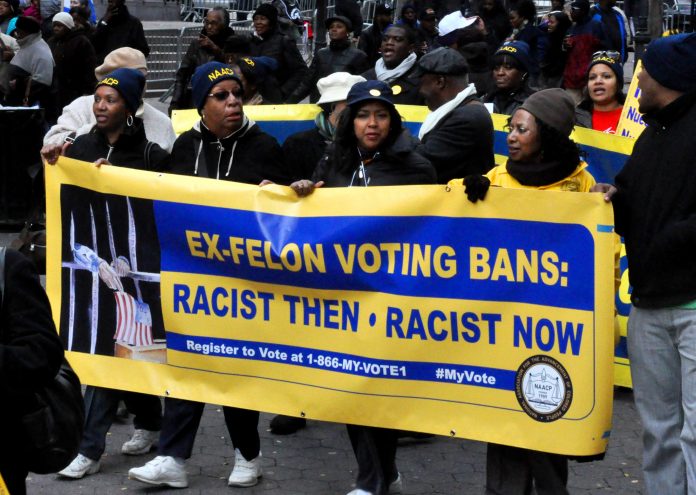Marcha para defender o direito de voto de ex-presidiários (Foto: Michael Fleshman/Flickr)
