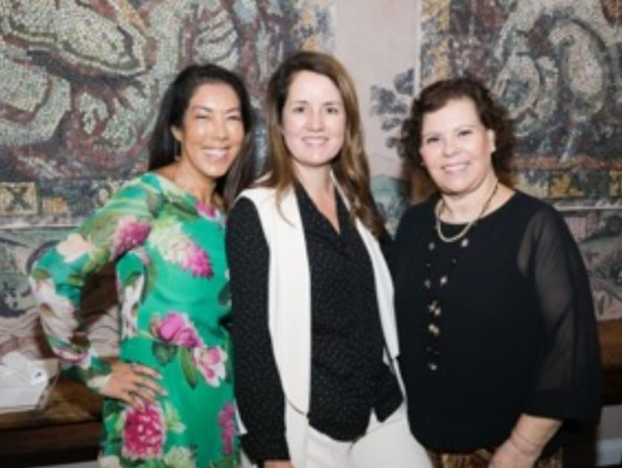Viviane Spinelli (esq.) entre as embaixadoras do Festival, Liliana Kawase e Laura Fernandes (foto: cortesia) Viviane Spinelli (esq.) entre as embaixadoras do Festival, Liliana Kawase e Laura Fernandes (foto: cortesia)