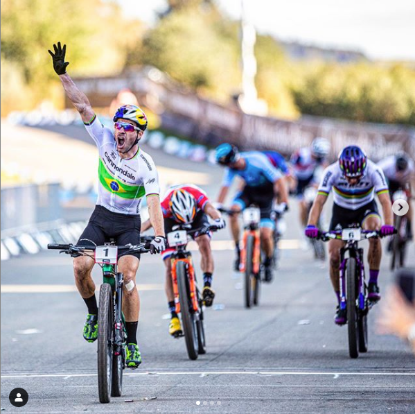 O brasileiro Henrique Avancini deixou para trás os adversários e cruzou a linha de chegada em 1º lugar (foto: instagram)