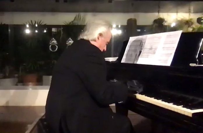 Maestro performou o hino nacional brasileiro usando luvas biônicas (Foto: Instagram)