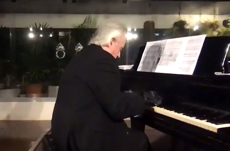 Maestro performou o hino nacional brasileiro usando luvas biônicas (Foto: Instagram)