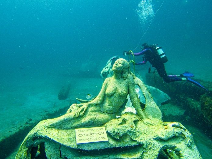 O que começou como um projeto para um casal se transformou em uma missão ambiental para dois artistas © Ron Nash / 1000 Mermaids Artificial Reef Project O que começou como um projeto para um casal se transformou em uma missão ambiental para dois artistas © Ron Nash / 1000 Mermaids Artificial Reef Project