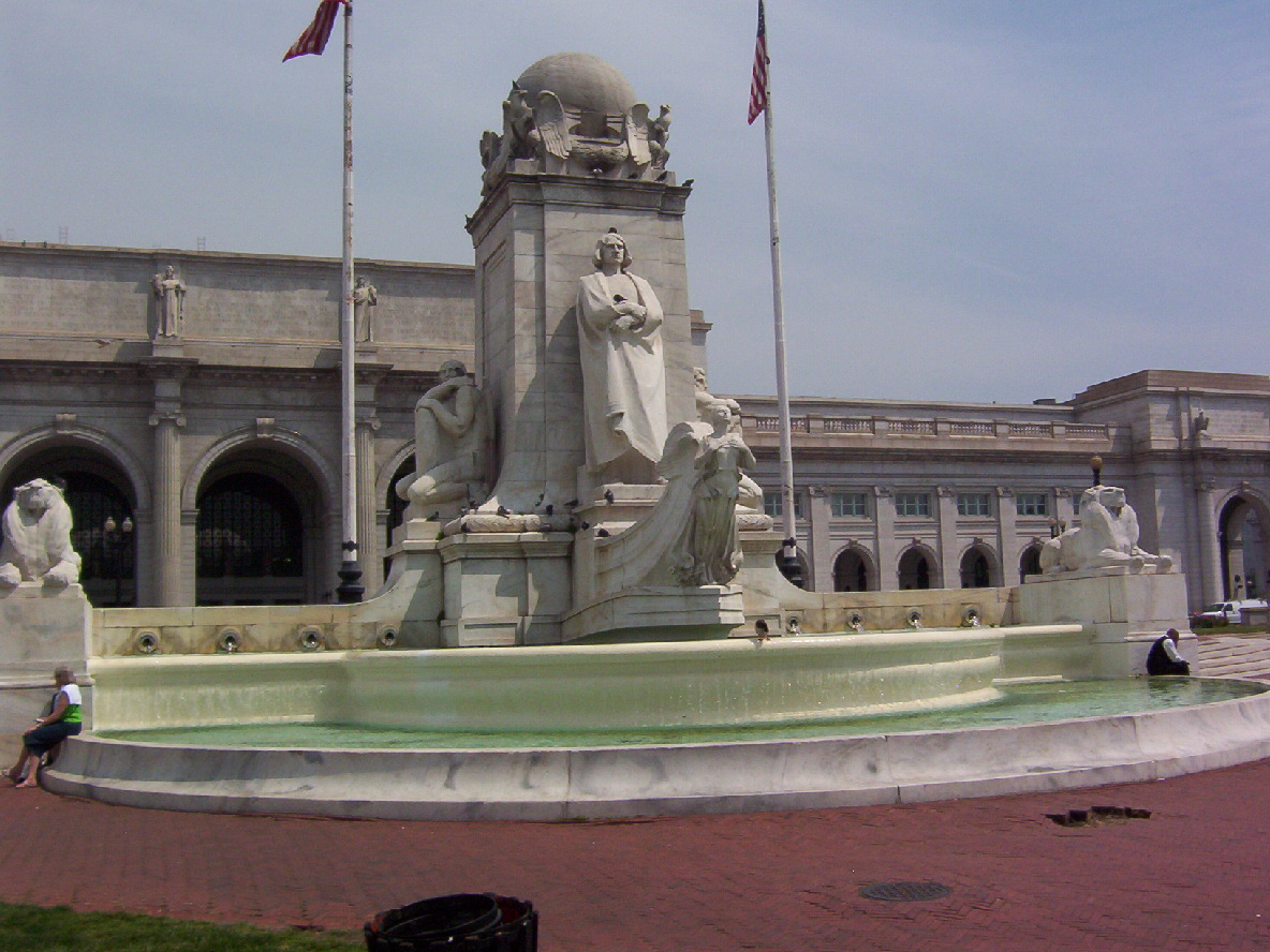 A estátua de Christopher Columbus no Columbus Circle em frente à Union Station em Washington, D.C., (foto: wikimedia)