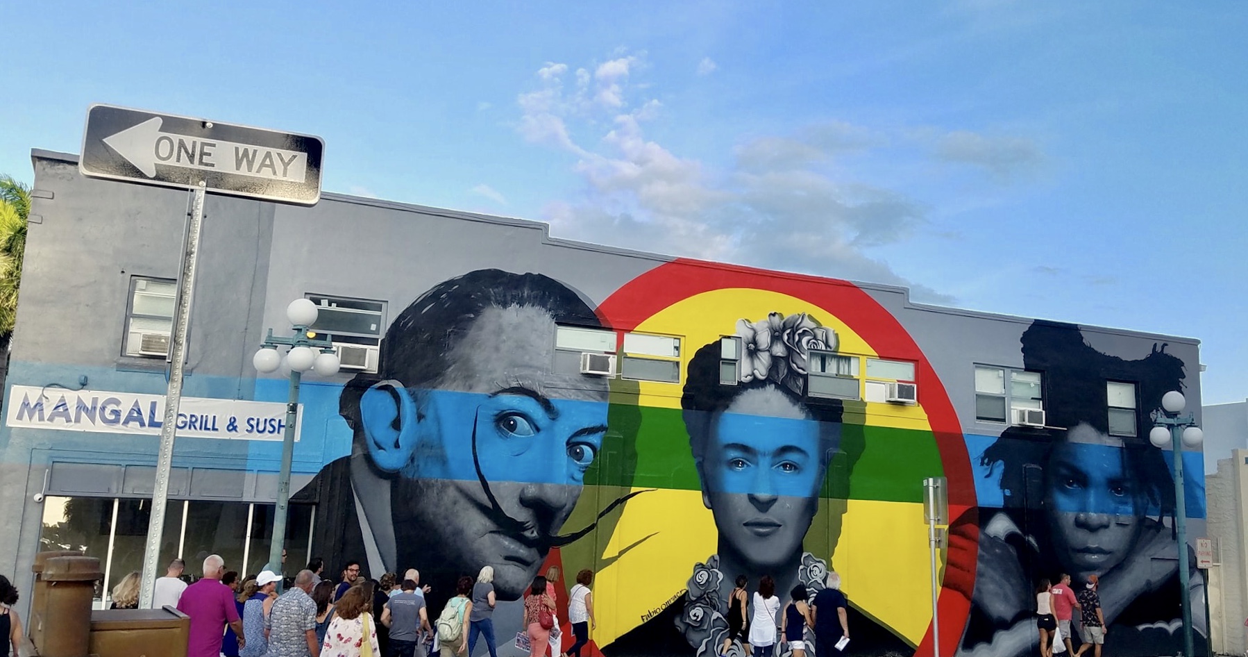 Painel da entrada de Hollywood, em Broward, que traz os artistas Salvador Dali, Frida Kahlo e Jean-Michel Basquiat (Foto: Arquivo pessoal)