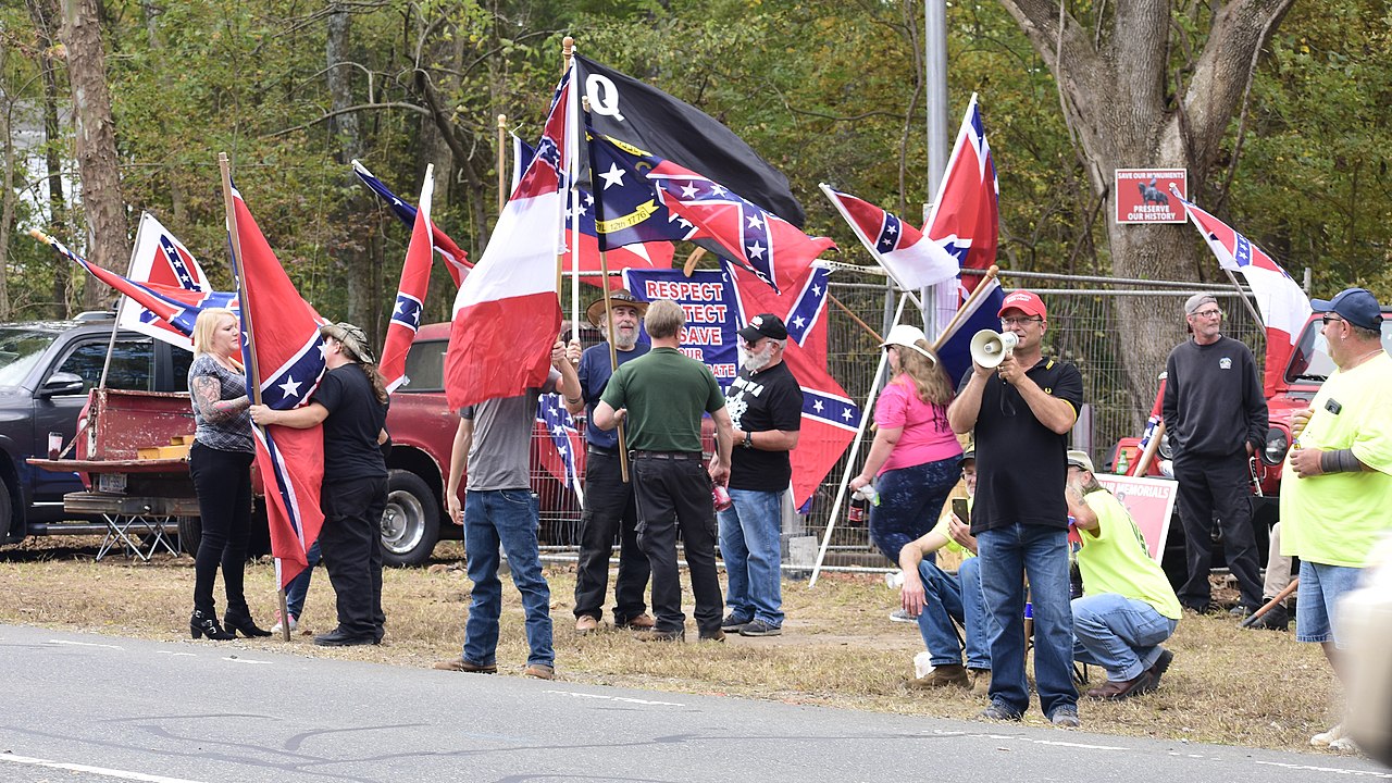 Os Proud Boys, identificados como um grupo de ódio extremista pela organização Southern Poverty Law Center (SPLC) - que mantém um registro nacional de grupos de ódio (Foto: Anthony Crider/Flickr)