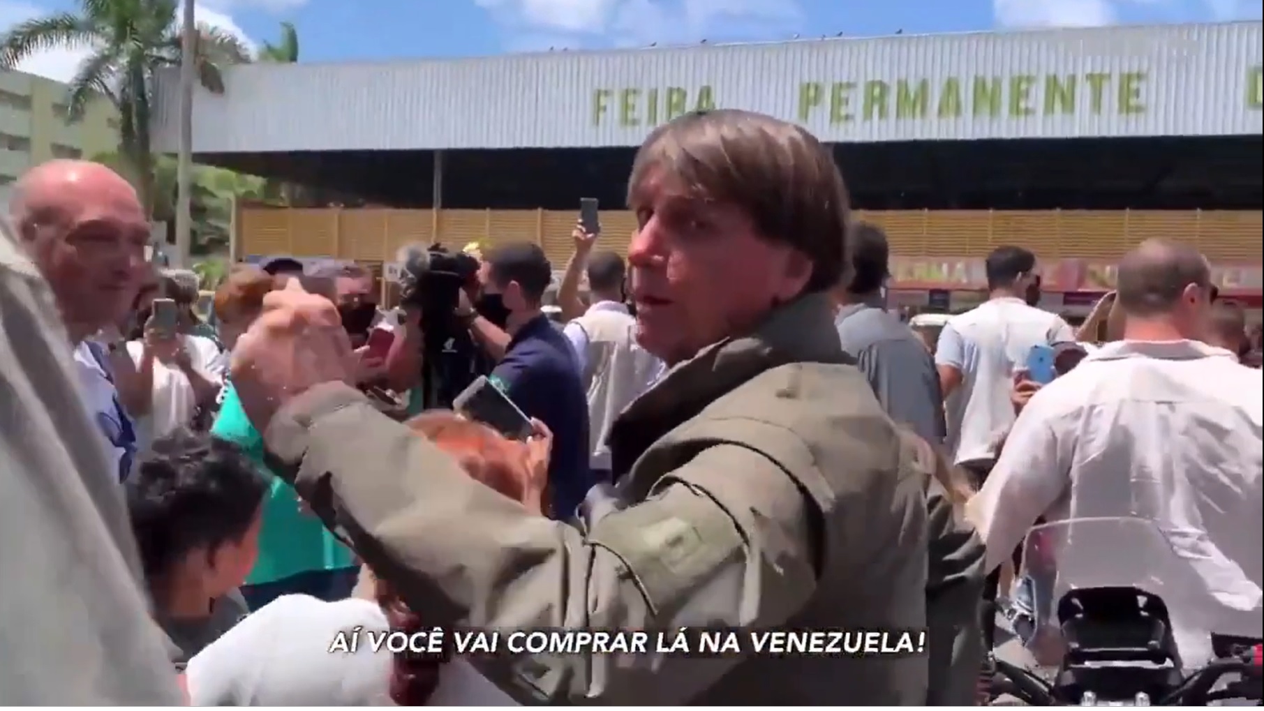 Bolsonaro em meio a apoiadores na feira permanete do Cruzeiro,DF (foto: reprodução)