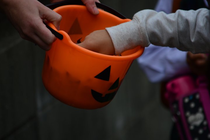 Pessoas sob investigação de crimes de violência sexual devem serguir regras específicas na noite de Halloween (foto: freepic)