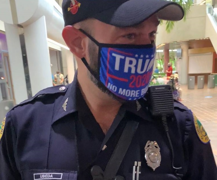o policial pró-Trump foi identificado como Daniel Ubeda (foto: Steve Simeonidis FB)