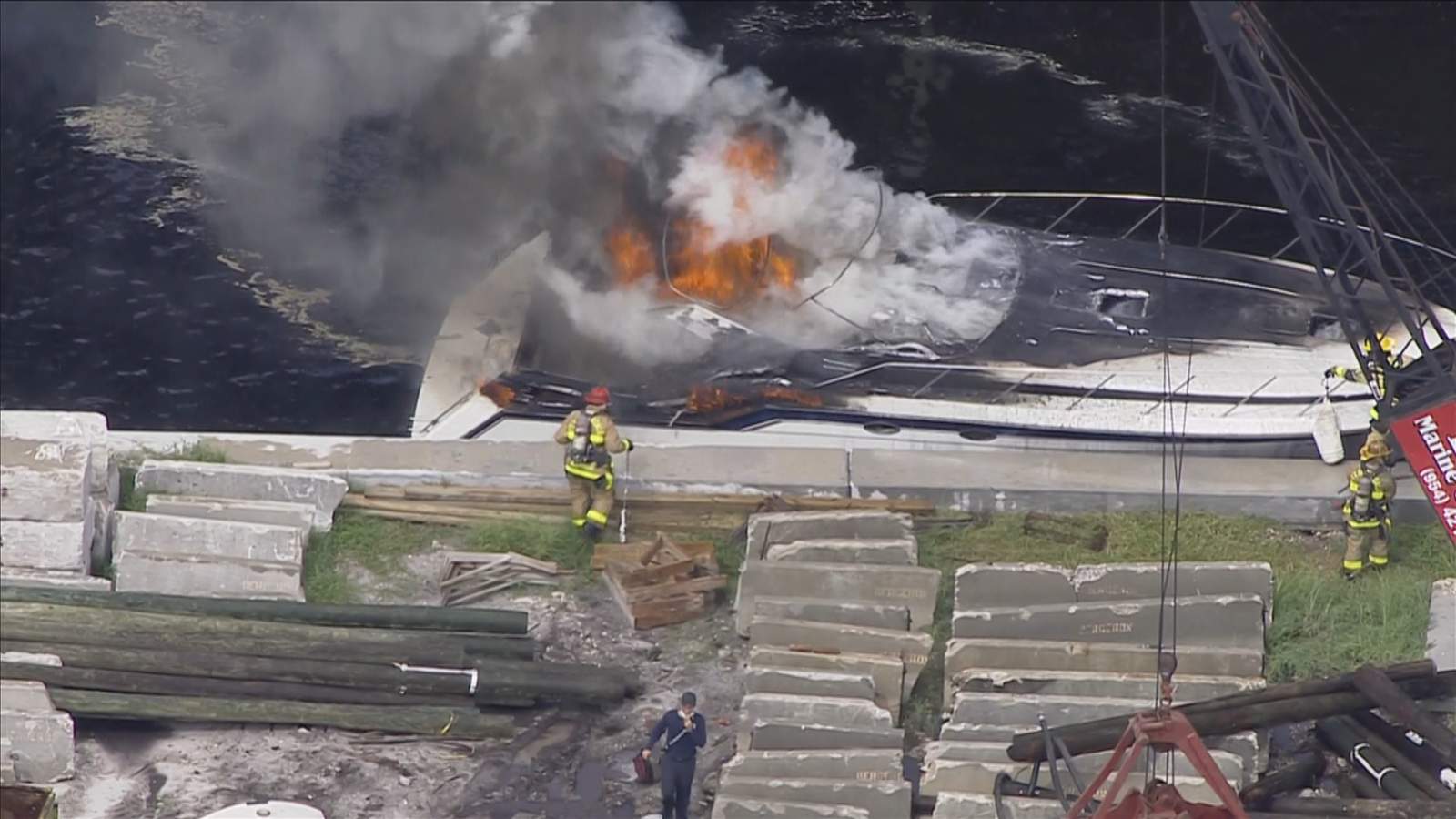 O barco tipo Wellcraft de 41 pés foi tomado pelas chamas (foto: reprodução Sky10)