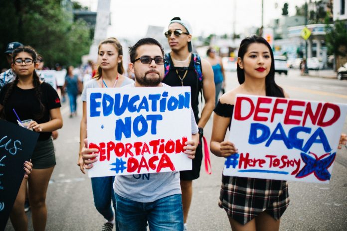 Durante o governo Trump jovens beneficiados pelo DACA temeram a deportação ou o encerramento do programa (Foto: Molly Adams/Flickr) Durante o governo Trump jovens beneficiados pelo DACA temeram a deportação ou o encerramento do programa (Foto: Molly Adams/Flickr)