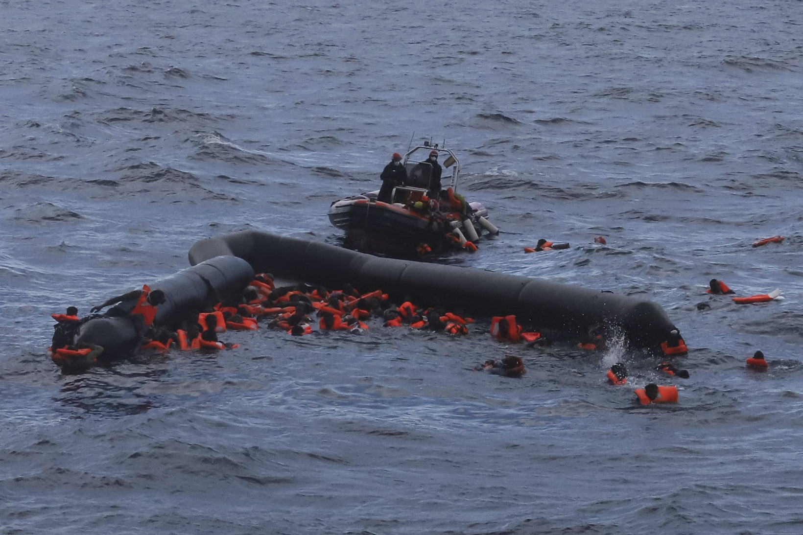 Os sobreviventes resgatados foram levados para terra pela guarda costeira líbia e por pescadores (Foto: AP/Sergi Camara)