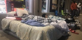 No estado da Virginia, uma consumidora levou uma cama para a frente de uma loja (foto: reprodução twitter)
