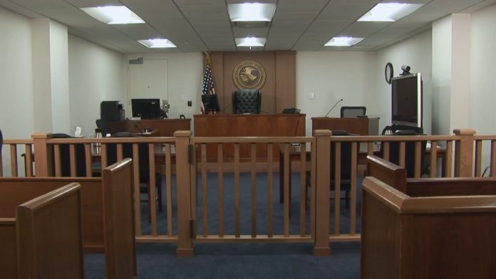 A juíza alegou que a política de prisão dentro dos tribunais viola a Lei de Procedimento Administrativo (foto: Facebook) A juíza alegou que a política de prisão dentro dos tribunais viola a Lei de Procedimento Administrativo (foto: Facebook)