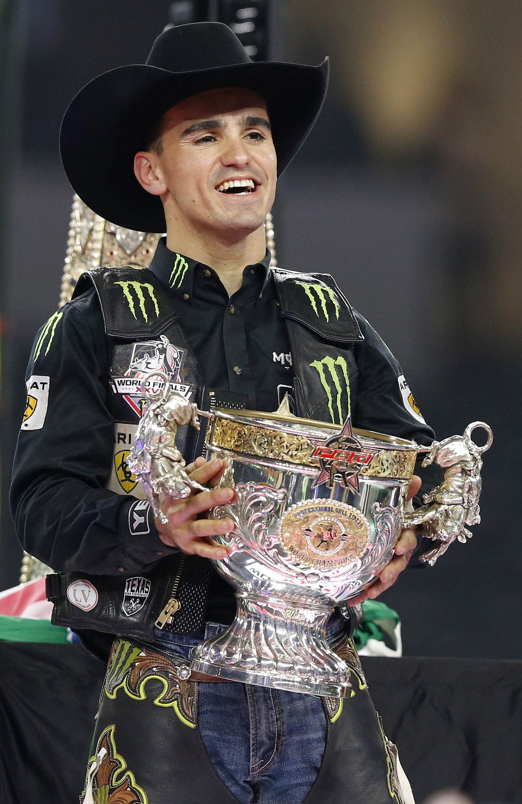 Jose Vitor Leme recebe o prêmio no Texas (Foto: PBR)