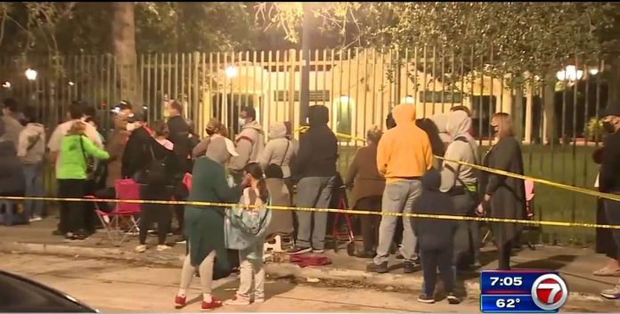 Algumas pessoas chegaram na fila por volta das 6 p.m. da noite anterior e foram dispensadas pela policia (foto: reprodução 7 News) Algumas pessoas chegaram na fila por volta das 6 p.m. da noite anterior e foram dispensadas pela policia (foto: reprodução 7 News)