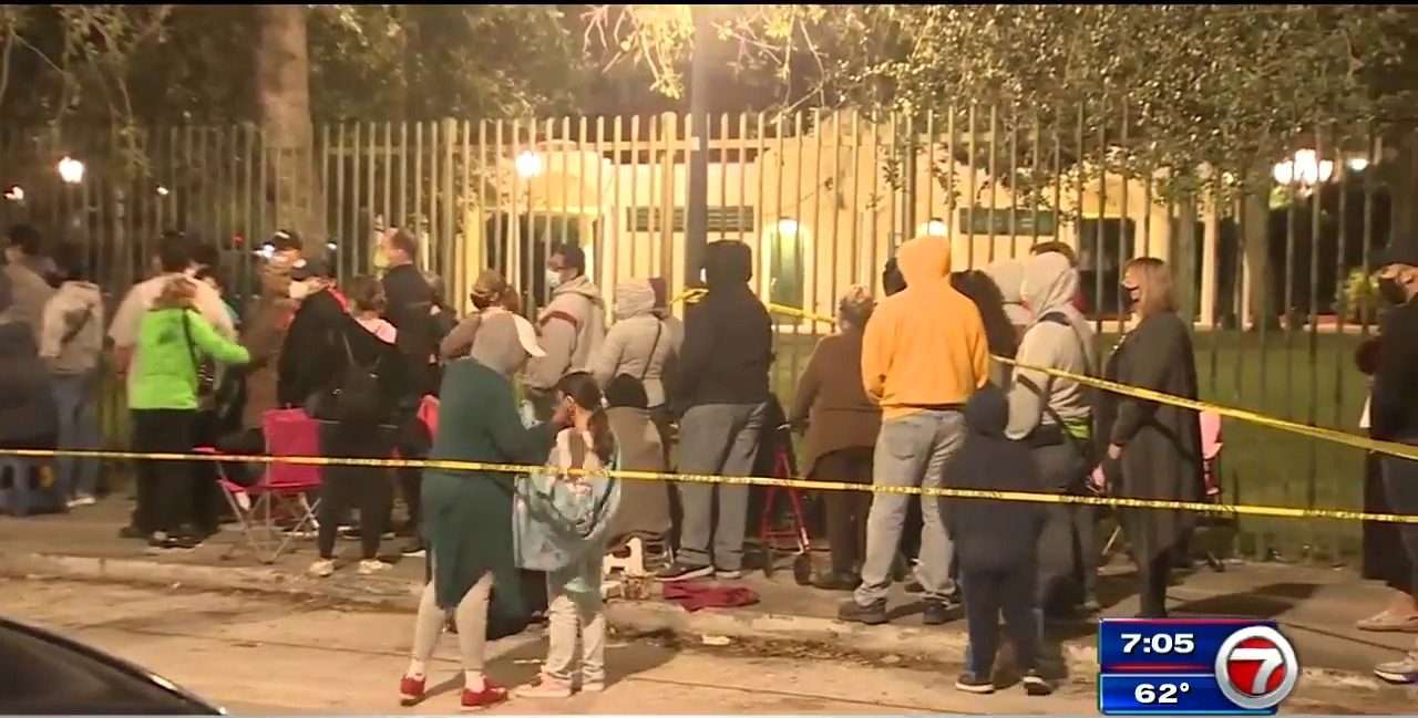 Algumas pessoas chegaram na fila por volta das 6 p.m. da noite anterior e foram dispensadas pela policia (foto: reprodução 7 News)