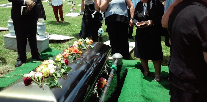 Alto custo de enterro nos EUA deixam brasileiros à mercê de ajuda da comunidade. Pouco conhecido, seguro funerário é opção viável (Foto: Rhodi Lopez/Unsplash) Alto custo de enterro nos EUA deixam brasileiros à mercê de ajuda da comunidade. Pouco conhecido, seguro funerário é opção viável (Foto: Rhodi Lopez/Unsplash)