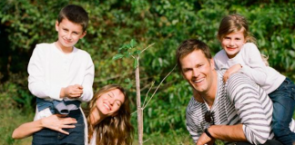 Gisele Bundchen sorri ao lado do marido Tom Brady e dos filhos Benjamin e Vivian (Foto: Reprodução/Instagram)