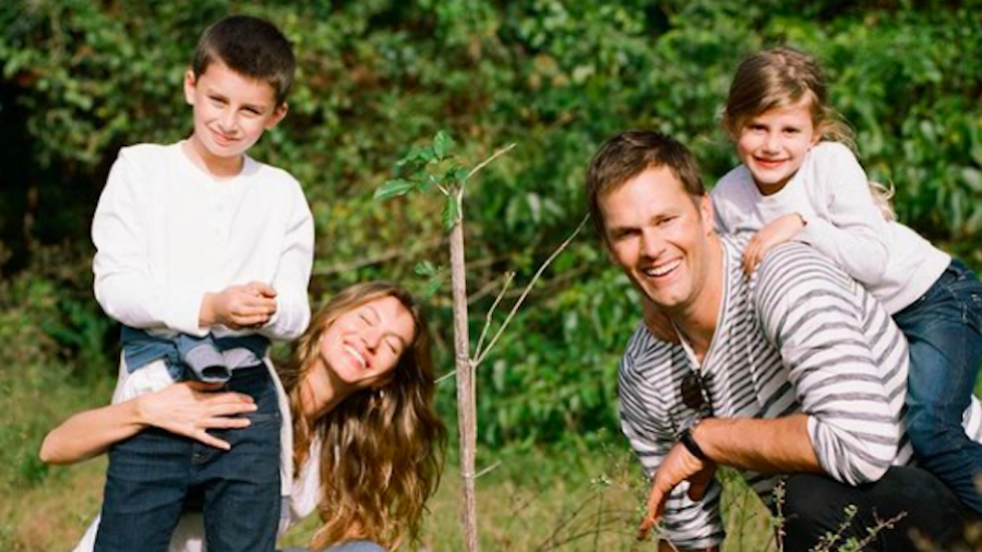 Gisele Bundchen sorri ao lado do marido Tom Brady e dos filhos Benjamin e Vivian (Foto: Reprodução/Instagram)