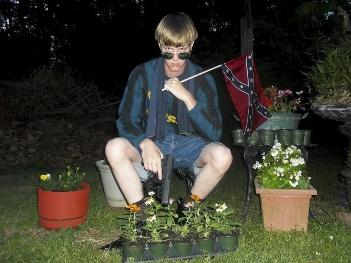 Bandeira dos Confederados empunhada por Dylann Roof, que matou nove pessoas negras em 2015 (foto: reprodução) Bandeira dos Confederados empunhada por Dylann Roof, que matou nove pessoas negras em 2015 (foto: reprodução)