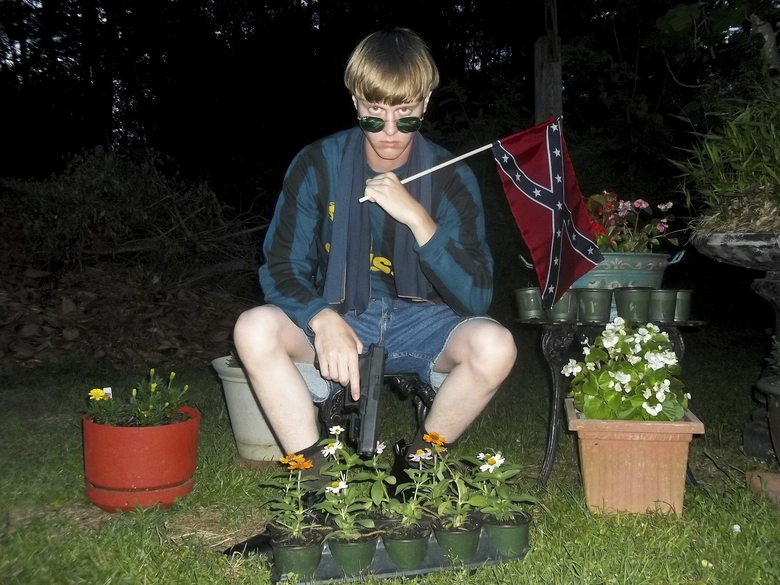 Bandeira dos Confederados empunhada por Dylann Roof, que matou nove pessoas negras em 2015 (foto: reprodução)