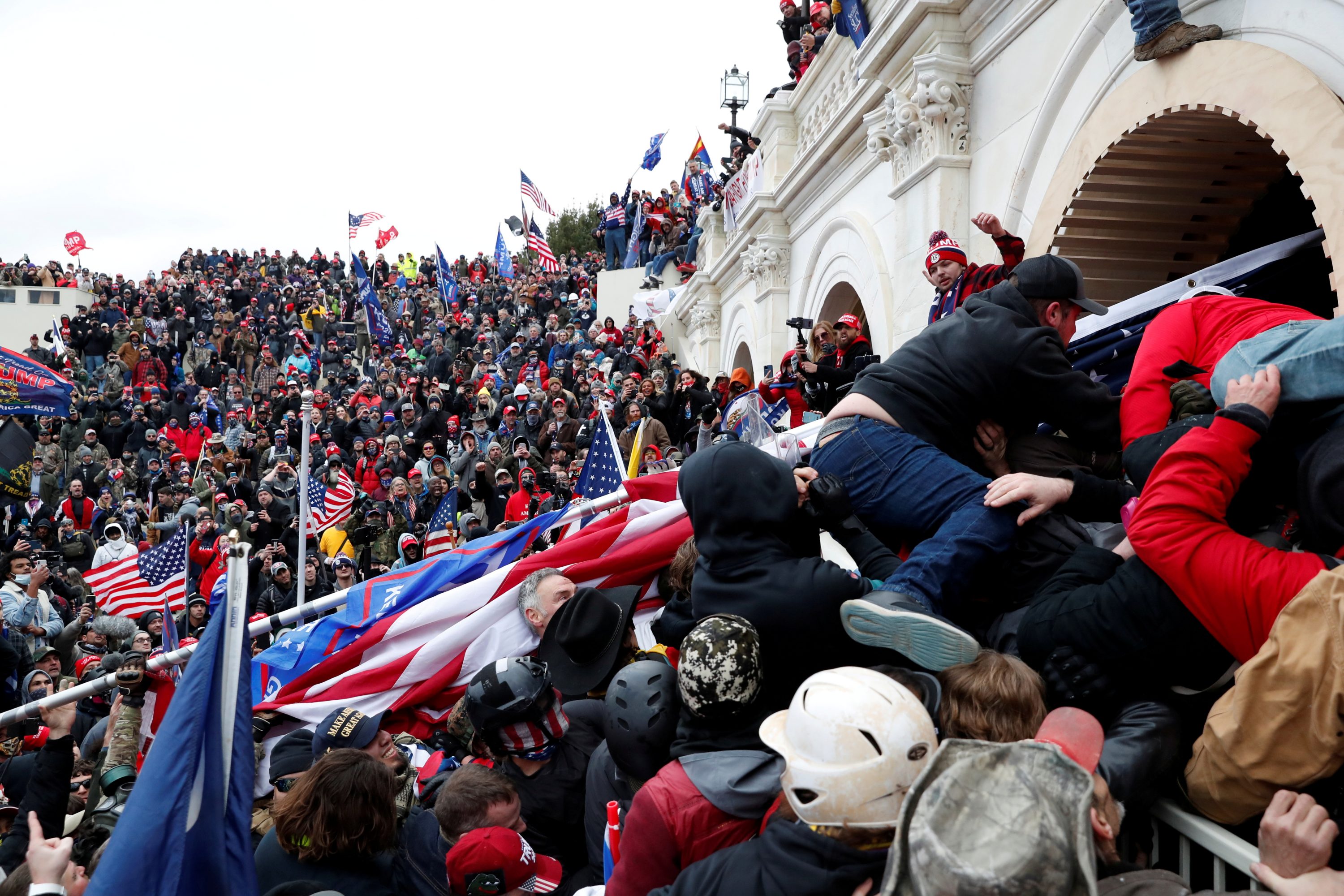 Invasão ao Capitolio durante sessão que confirmou Biden como presidente na última semana (foto: Reuters/Shannon Stapleton)