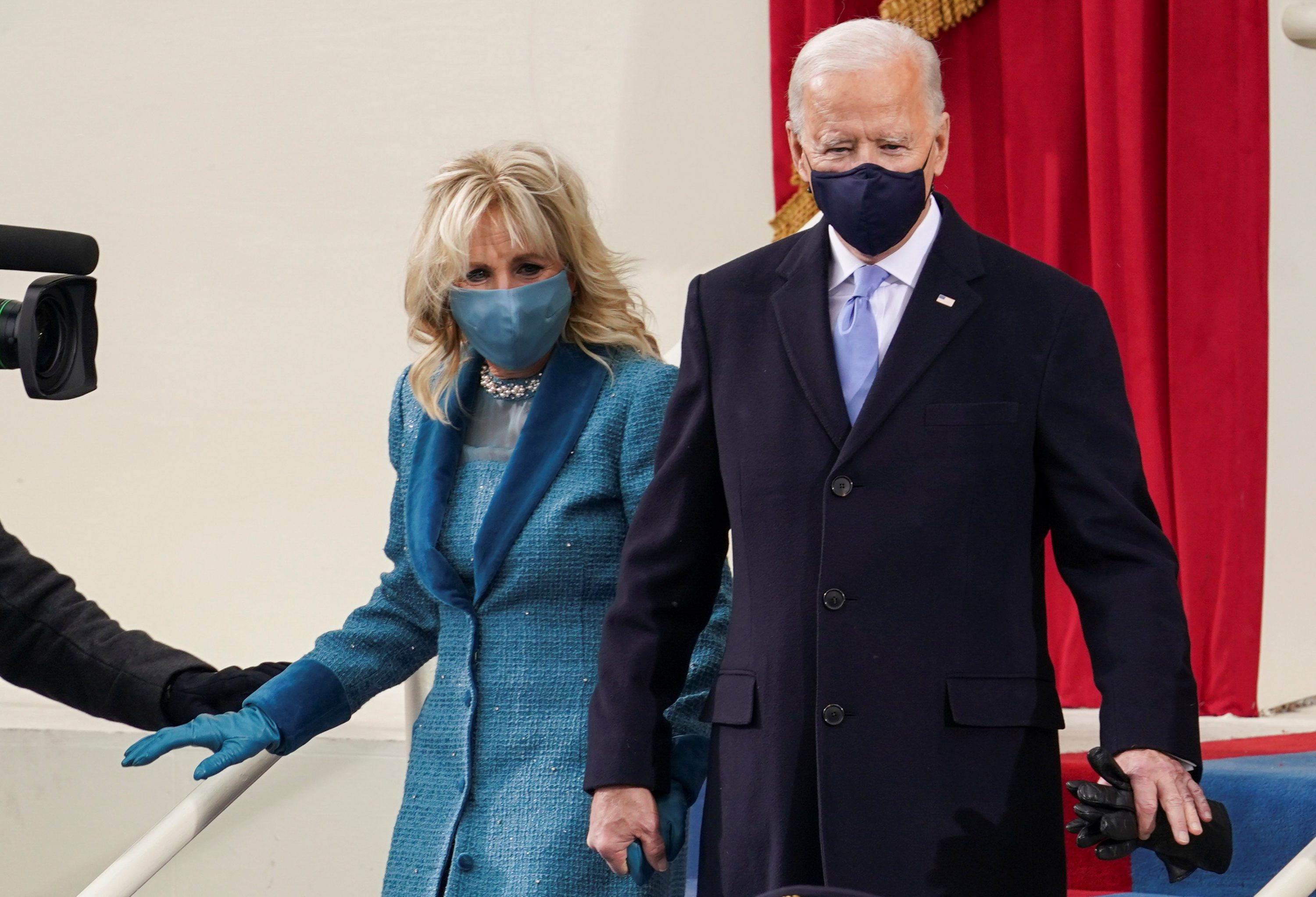 O presidente Joe Biden e a primeira-dama, Jill Biden chegam à Casa Branca (foto: Kevin Lamarque/ Reuters)