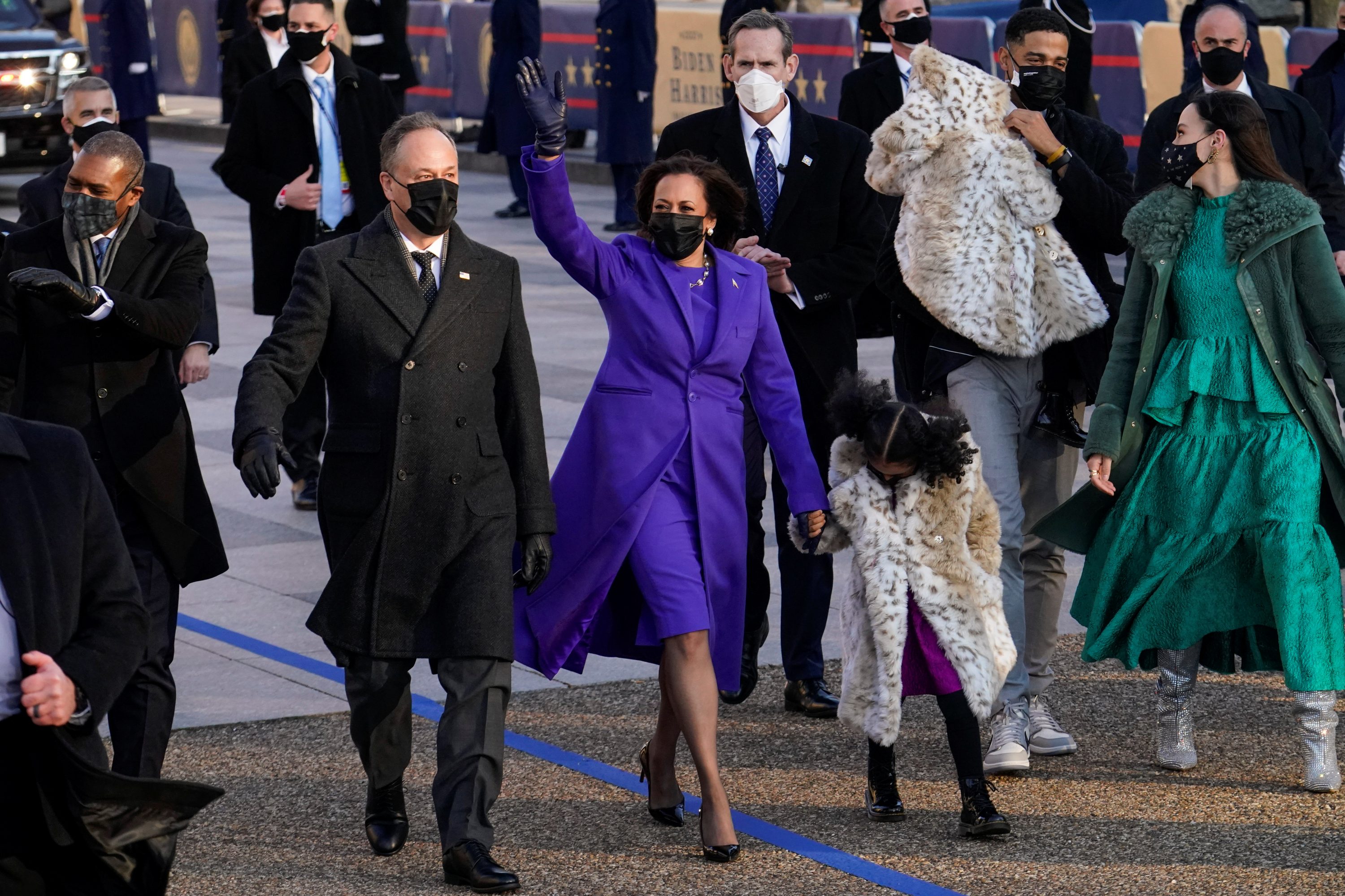 Kamala Harris e o marido Douglas Emhoff caminham pela Pennsylvania Avenue rumo à Casa Branca ( foto: Erin Scott/Reuters)