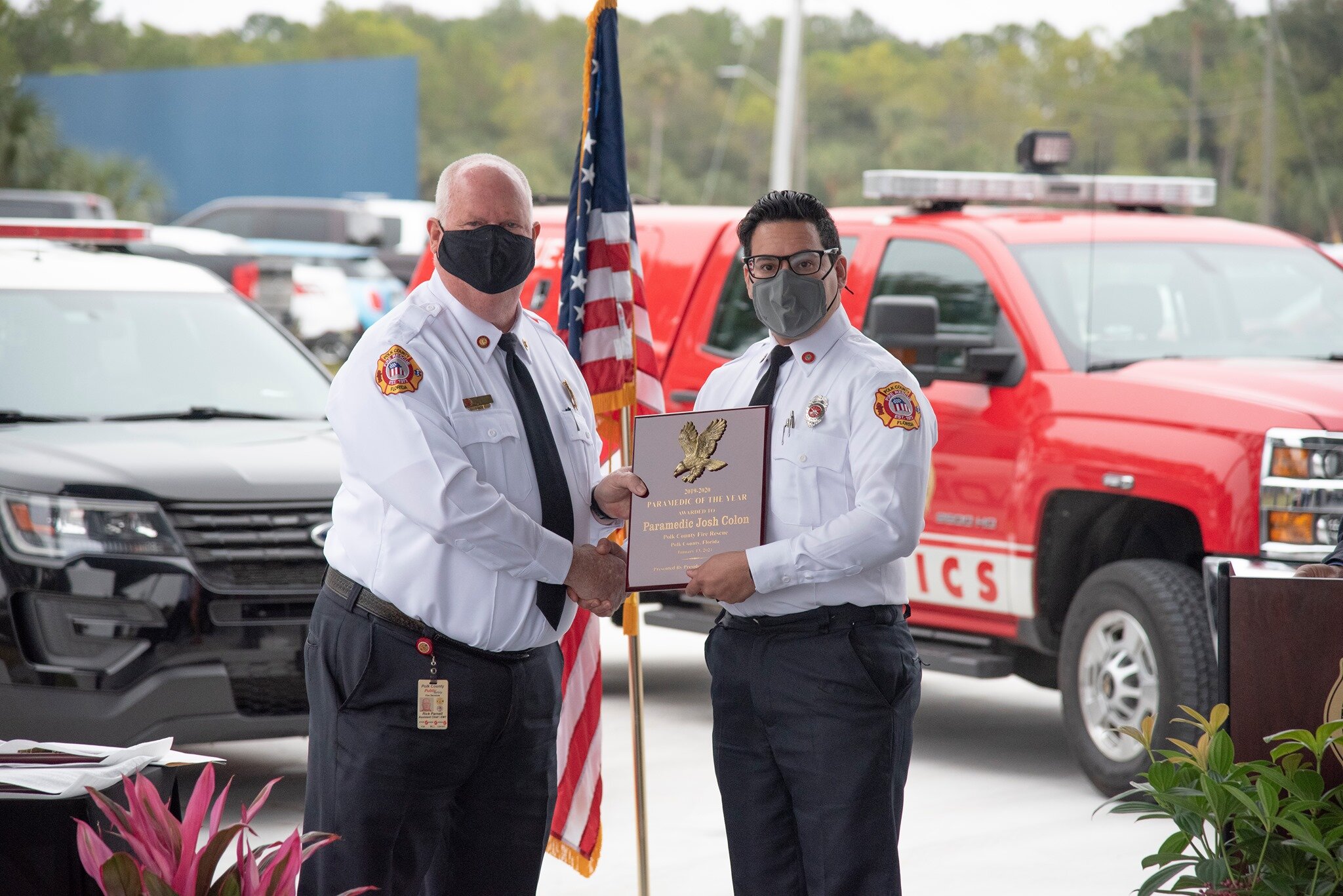 Joshua Colon, à direita, que foi preso na segunda-feira, sendo nomeado o paramédico do ano e por um grupo de organizações civis do condado de Polk. (foto: Polk County Fire Rescue)