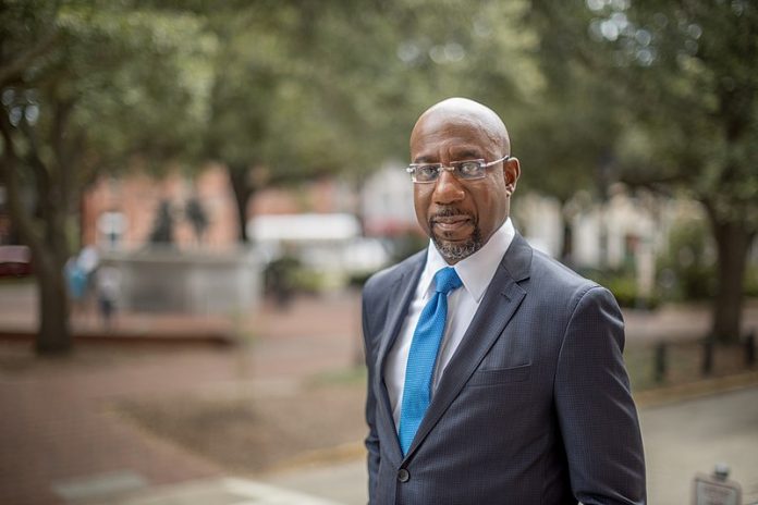 Raphael Warnock, do partido Democrata, levou uma das duas vagas em disputa pelo senado da Geórgia (foto: wikimedia) Raphael Warnock, do partido Democrata, levou uma das duas vagas em disputa pelo senado da Geórgia (foto: wikimedia)