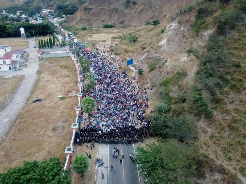 Exército da Guatemala bloqueia travessia de hondurenhos rumo aos EUA (foto: reprodução Twitter)