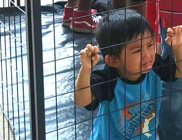 Crianças separadas dos pais eram mantidas atrás das grades (Foto: AP)