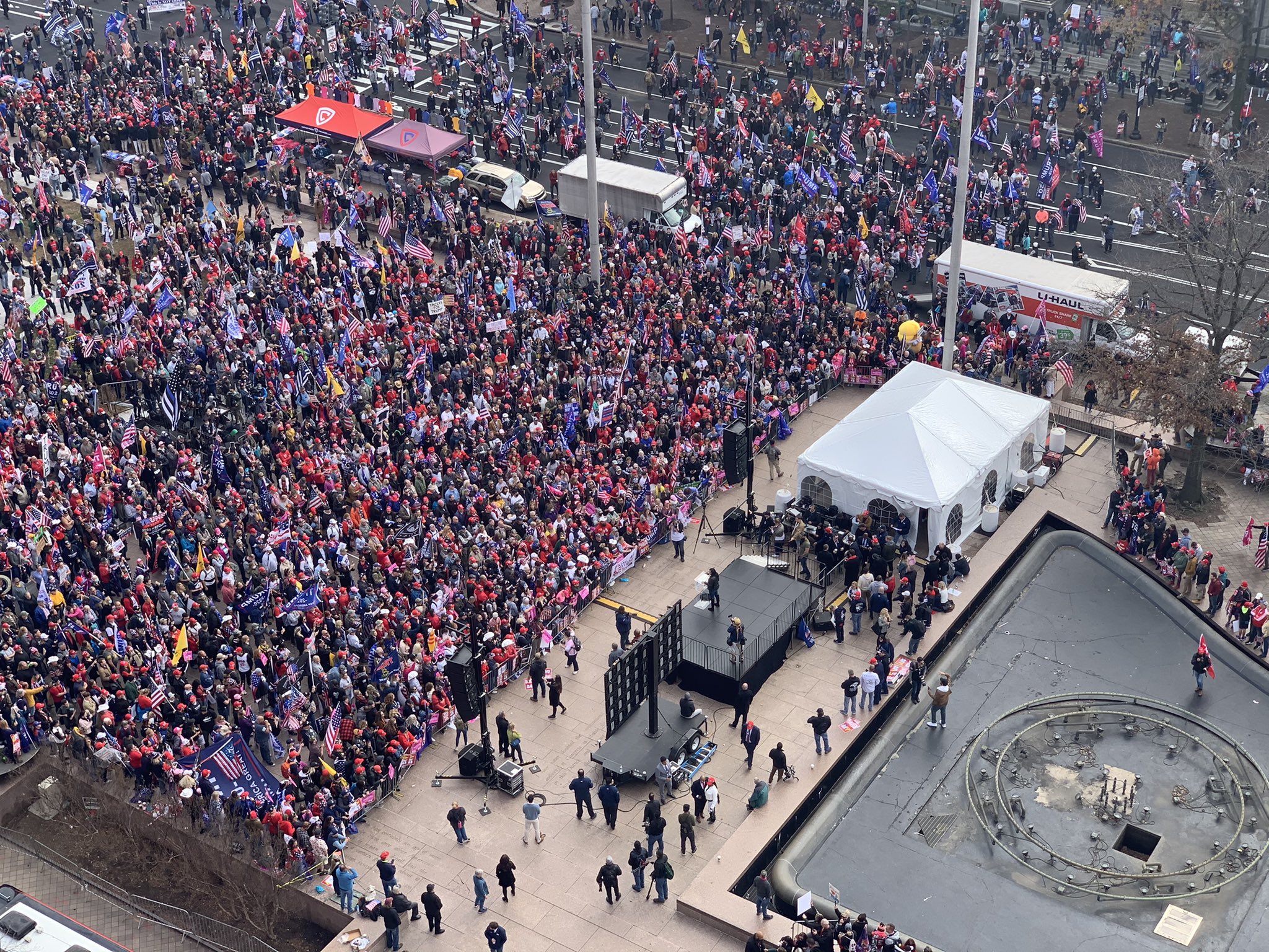 Multidão de apoiadores de Donald Trump se aglomeram em frente à Casa Branca (foto: Twitter)